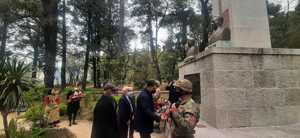 <p>Njih dvojica su 17. aprila 1941. godine, odbijajući da priznaju kapitulaciju Kraljevine Jugoslavije u Aprilskom ratu i da poslušaju naređenje da svoj brod predaju neprijatelju, žrtvujuči svoje živote, digli u vazduh razarač Kraljevske mornarice Jugoslavije "Zagreb"</p>
