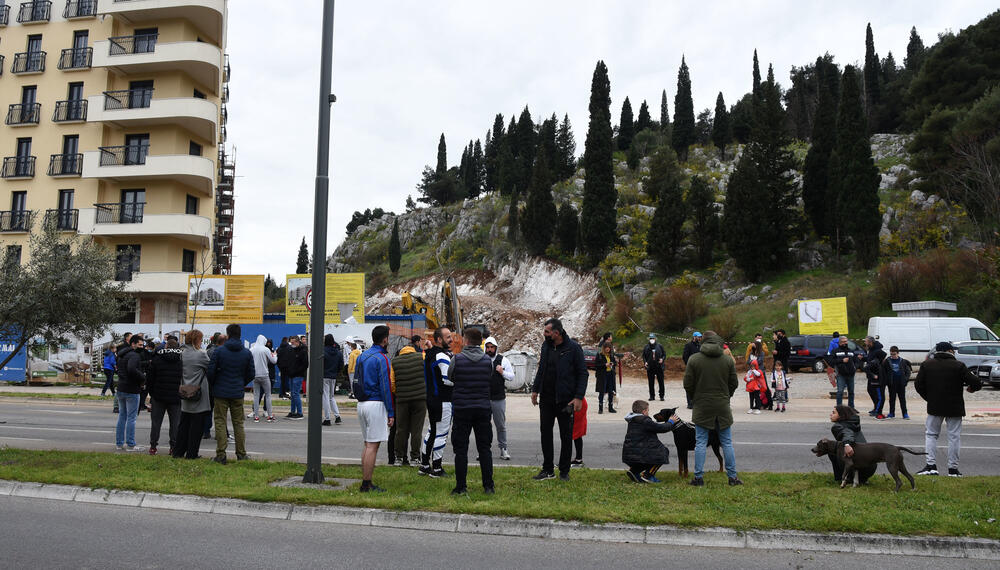 <p>"Pozivamo nadležne iz Ministarstva da se konačno uključe u ovo. Nemojte od nas građana tražiti da radimo vaš posao. Očekujemo vašu podršku jer ste za to plaćeni", rekla je učesnica protesta Milica Kankaraš</p>