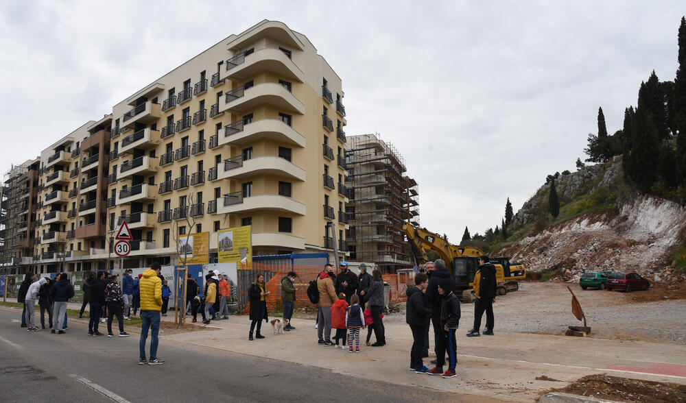 <p>"Pozivamo nadležne iz Ministarstva da se konačno uključe u ovo. Nemojte od nas građana tražiti da radimo vaš posao. Očekujemo vašu podršku jer ste za to plaćeni", rekla je učesnica protesta Milica Kankaraš</p>