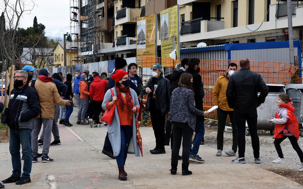<p>"Pozivamo nadležne iz Ministarstva da se konačno uključe u ovo. Nemojte od nas građana tražiti da radimo vaš posao. Očekujemo vašu podršku jer ste za to plaćeni", rekla je učesnica protesta Milica Kankaraš</p>