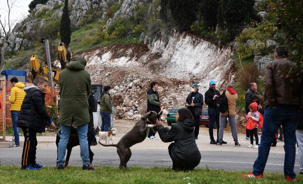 <p>"Pozivamo nadležne iz Ministarstva da se konačno uključe u ovo. Nemojte od nas građana tražiti da radimo vaš posao. Očekujemo vašu podršku jer ste za to plaćeni", rekla je učesnica protesta Milica Kankaraš</p>