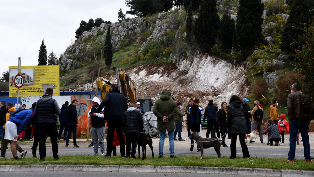 <p>"Pozivamo nadležne iz Ministarstva da se konačno uključe u ovo. Nemojte od nas građana tražiti da radimo vaš posao. Očekujemo vašu podršku jer ste za to plaćeni", rekla je učesnica protesta Milica Kankaraš</p>