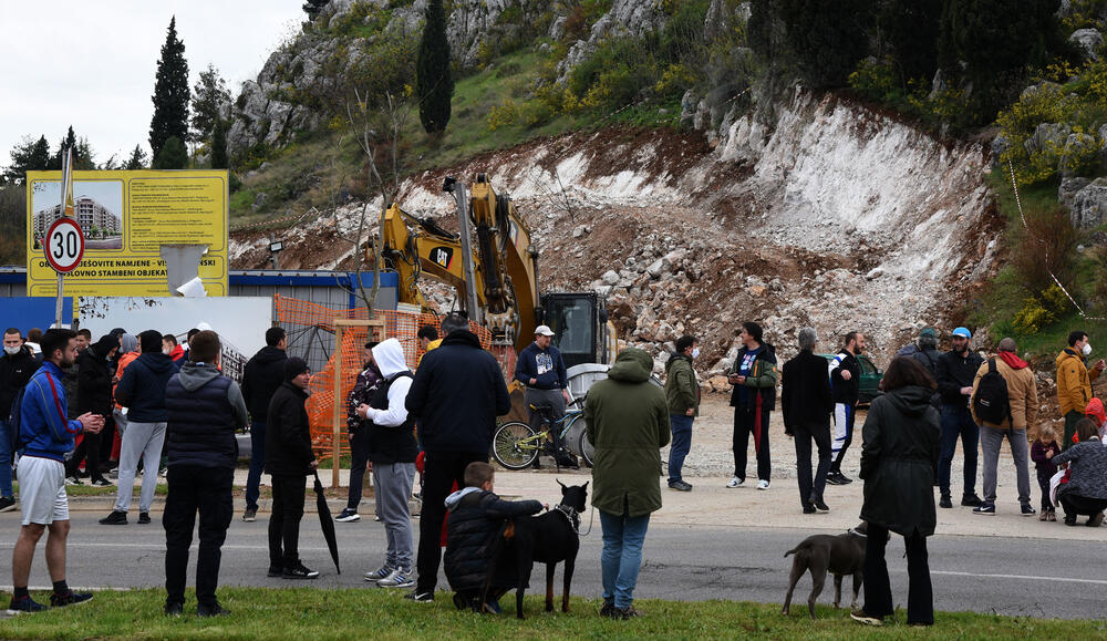 <p>"Pozivamo nadležne iz Ministarstva da se konačno uključe u ovo. Nemojte od nas građana tražiti da radimo vaš posao. Očekujemo vašu podršku jer ste za to plaćeni", rekla je učesnica protesta Milica Kankaraš</p>