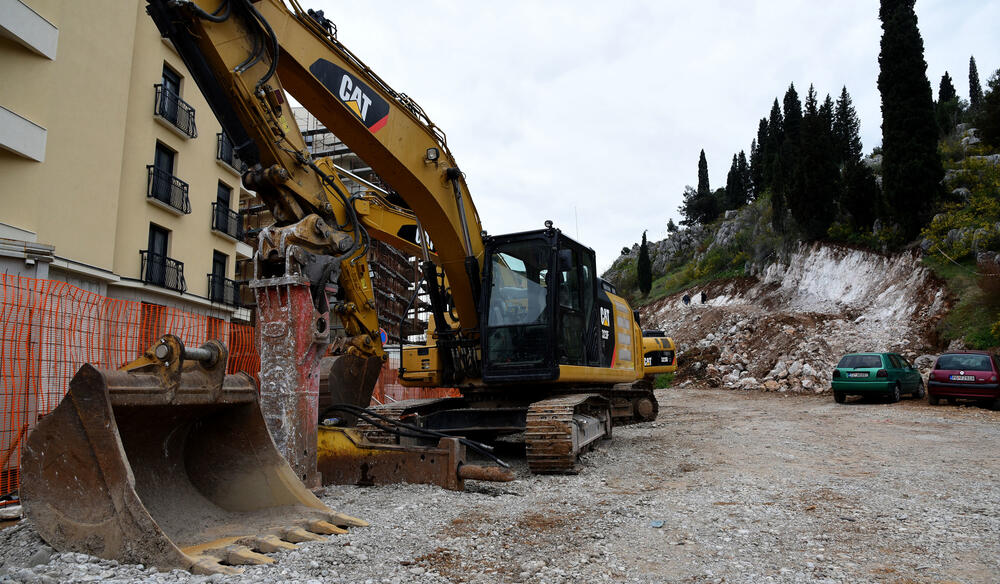 <p>"Pozivamo nadležne iz Ministarstva da se konačno uključe u ovo. Nemojte od nas građana tražiti da radimo vaš posao. Očekujemo vašu podršku jer ste za to plaćeni", rekla je učesnica protesta Milica Kankaraš</p>