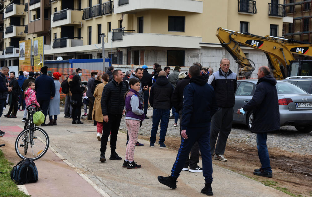 <p>"Pozivamo nadležne iz Ministarstva da se konačno uključe u ovo. Nemojte od nas građana tražiti da radimo vaš posao. Očekujemo vašu podršku jer ste za to plaćeni", rekla je učesnica protesta Milica Kankaraš</p>