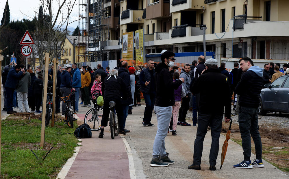 <p>"Pozivamo nadležne iz Ministarstva da se konačno uključe u ovo. Nemojte od nas građana tražiti da radimo vaš posao. Očekujemo vašu podršku jer ste za to plaćeni", rekla je učesnica protesta Milica Kankaraš</p>