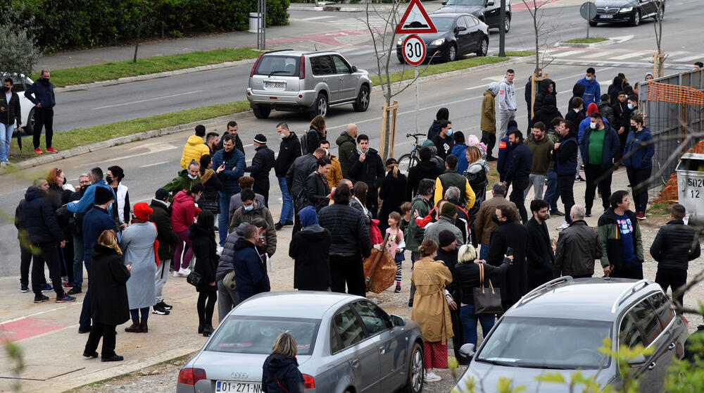 <p>"Pozivamo nadležne iz Ministarstva da se konačno uključe u ovo. Nemojte od nas građana tražiti da radimo vaš posao. Očekujemo vašu podršku jer ste za to plaćeni", rekla je učesnica protesta Milica Kankaraš</p>