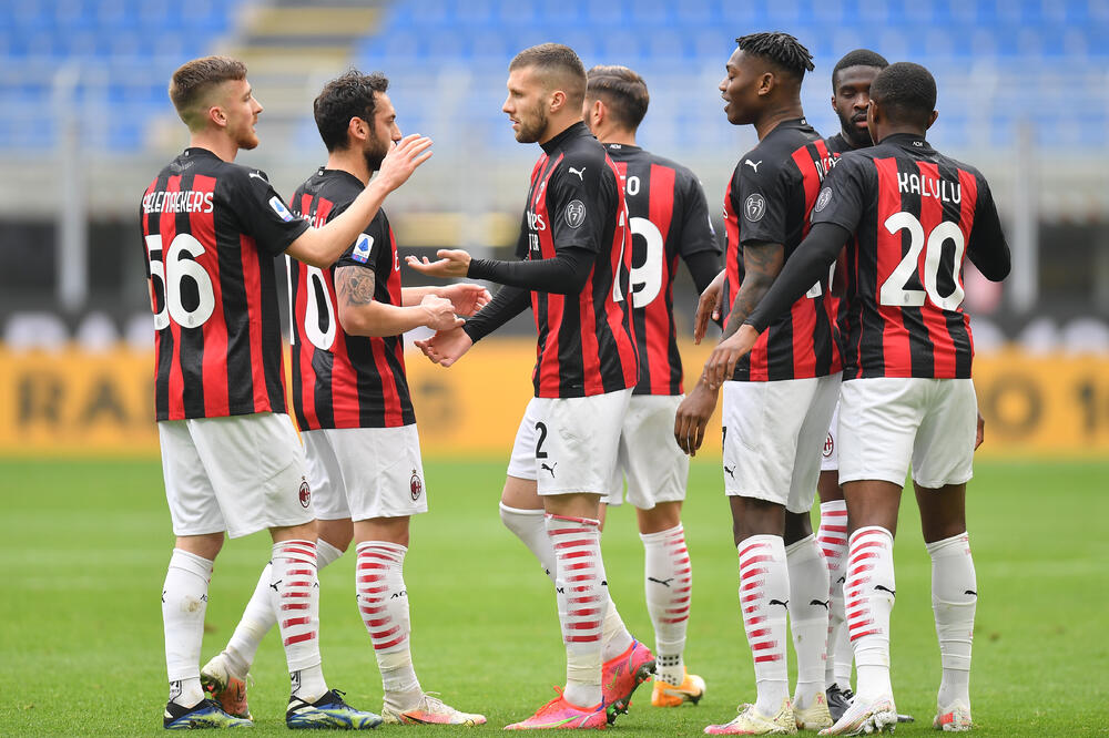 Igrači Milana proslavljaju prvi pogodak, Foto: Reuters