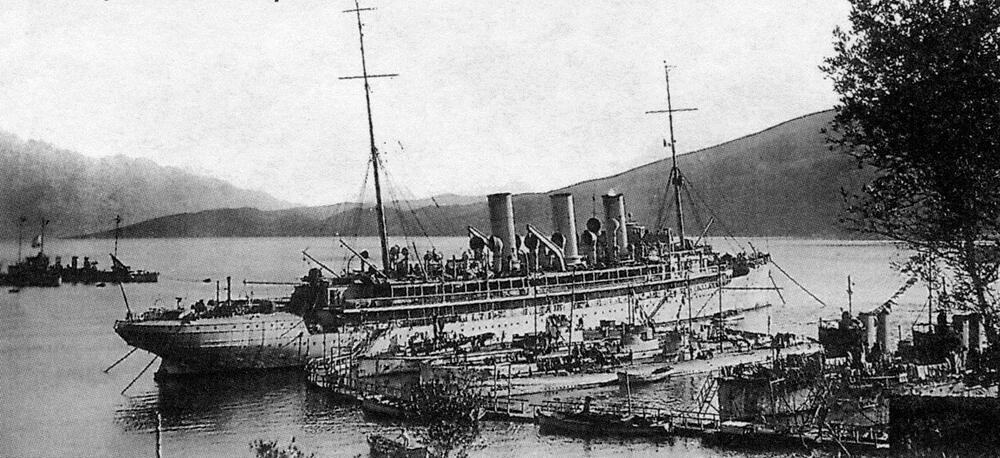 Matični brod GAA sa podmornicama u Đenovićima