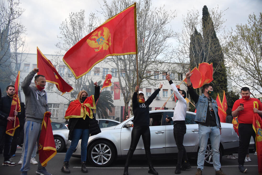 <p>Svake nedjelje, kako je ranije najavljeno, organizovaće se skupovi, uz poruku "da slobodna i vječna Crna Gora nikada neće nestati"</p>