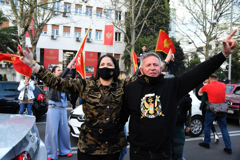 <p>Svake nedjelje, kako je ranije najavljeno, organizovaće se skupovi, uz poruku "da slobodna i vječna Crna Gora nikada neće nestati"</p>