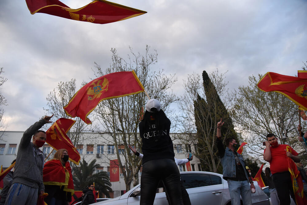 <p>Svake nedjelje, kako je ranije najavljeno, organizovaće se skupovi, uz poruku "da slobodna i vječna Crna Gora nikada neće nestati"</p>