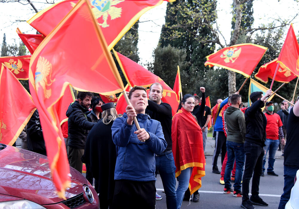 <p>Svake nedjelje, kako je ranije najavljeno, organizovaće se skupovi, uz poruku "da slobodna i vječna Crna Gora nikada neće nestati"</p>
