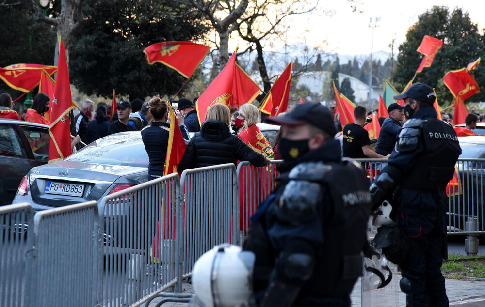 <p>Svake nedjelje, kako je ranije najavljeno, organizovaće se skupovi, uz poruku "da slobodna i vječna Crna Gora nikada neće nestati"</p>
