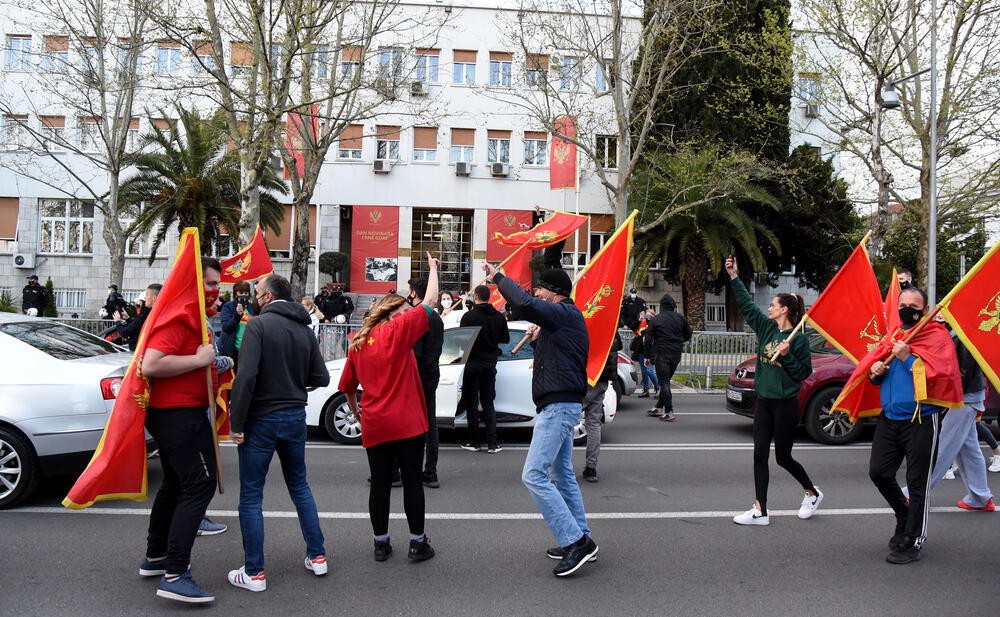 <p>Svake nedjelje, kako je ranije najavljeno, organizovaće se skupovi, uz poruku "da slobodna i vječna Crna Gora nikada neće nestati"</p>