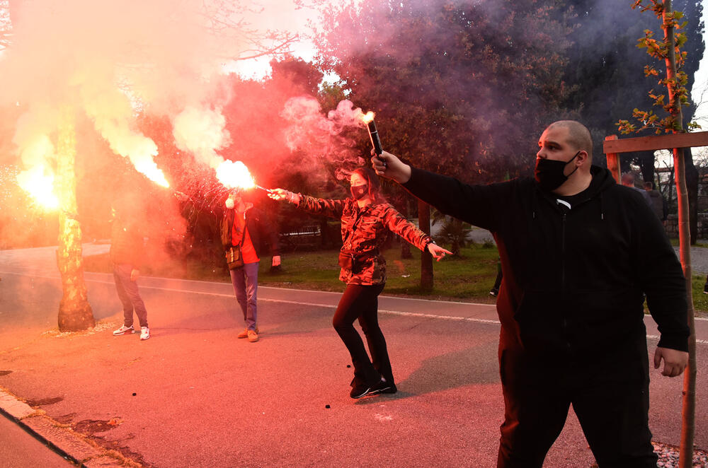 <p>Svake nedjelje, kako je ranije najavljeno, organizovaće se skupovi, uz poruku "da slobodna i vječna Crna Gora nikada neće nestati"</p>
