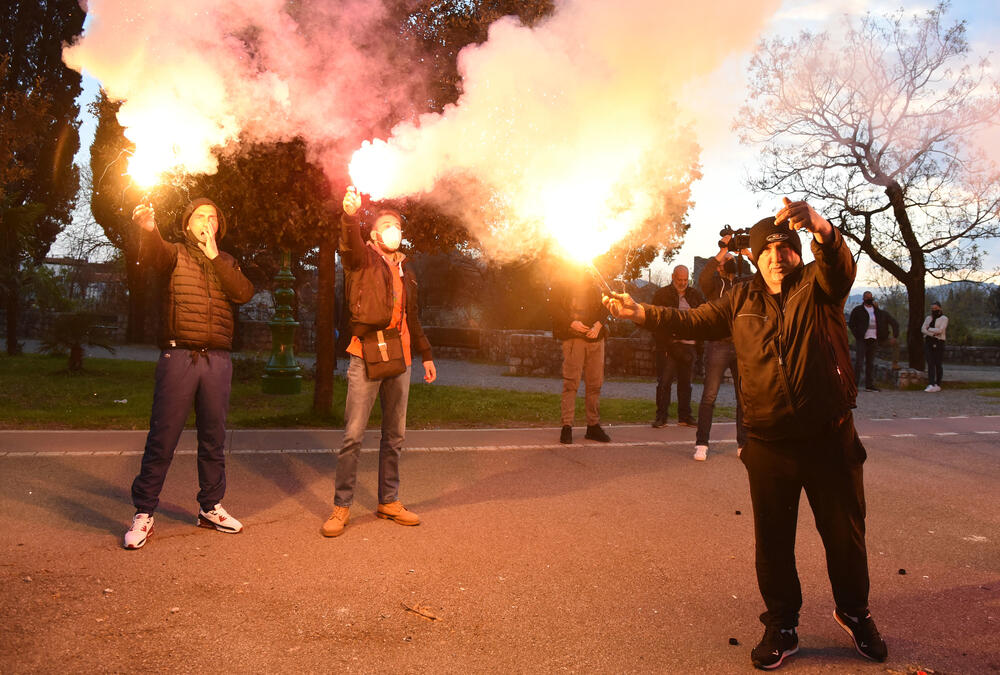 <p>Svake nedjelje, kako je ranije najavljeno, organizovaće se skupovi, uz poruku "da slobodna i vječna Crna Gora nikada neće nestati"</p>