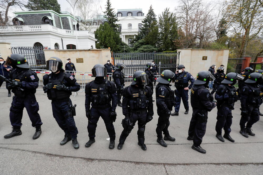 Policija obezbjeđuje ambasadu Rusije u Pragu tokom protesta, Foto: REUTERS