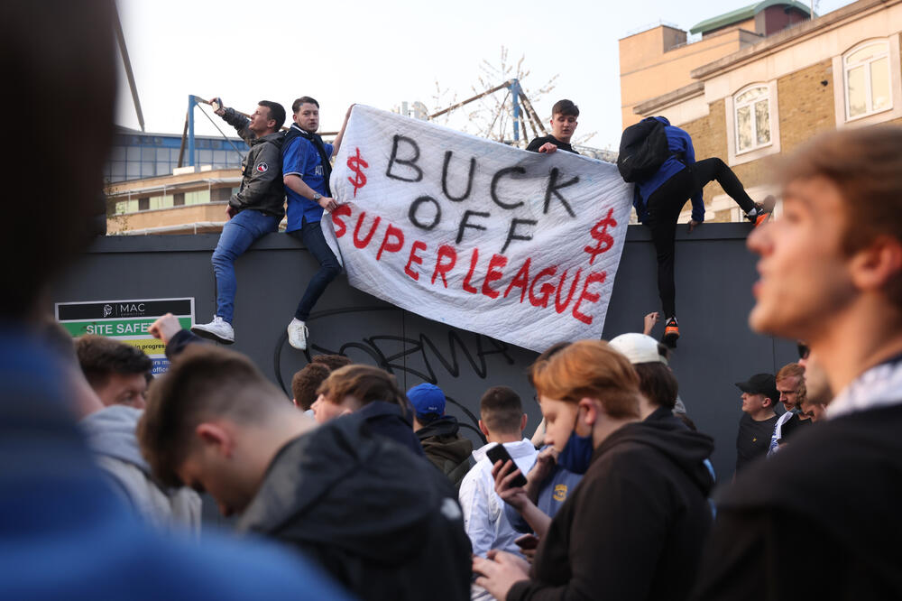 Navijači Čelsija danas ispred Stamford bridža, Foto: Reuters