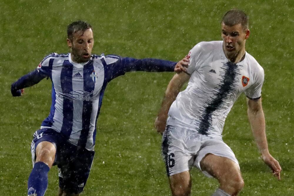 Luka Mirković (Budućnost) i Srđan Krstović (Zeta), Foto: Boris Pejović