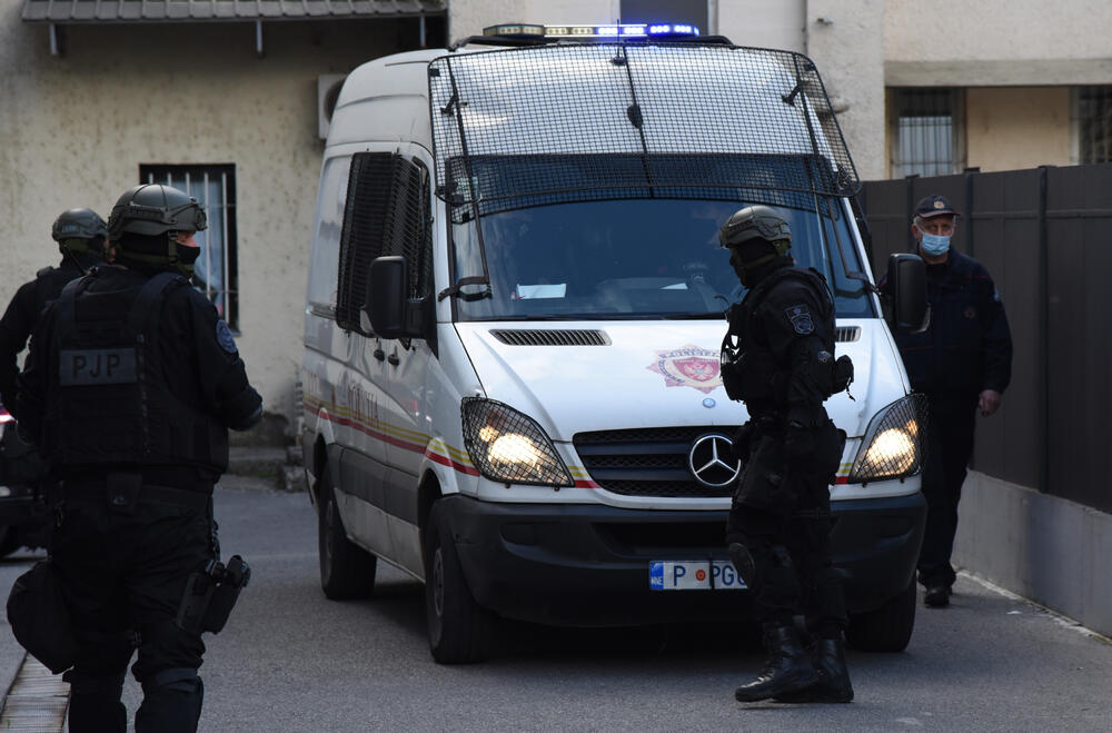 <p>Jake policijske snage tokom saslušanja navodnih članova kavačkog kriminalnog klana, obezbjeđivale zgradu Specijalnog državnog tužilaštva</p>