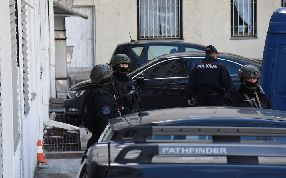 <p>Jake policijske snage tokom saslušanja navodnih članova kavačkog kriminalnog klana, obezbjeđivale zgradu Specijalnog državnog tužilaštva</p>