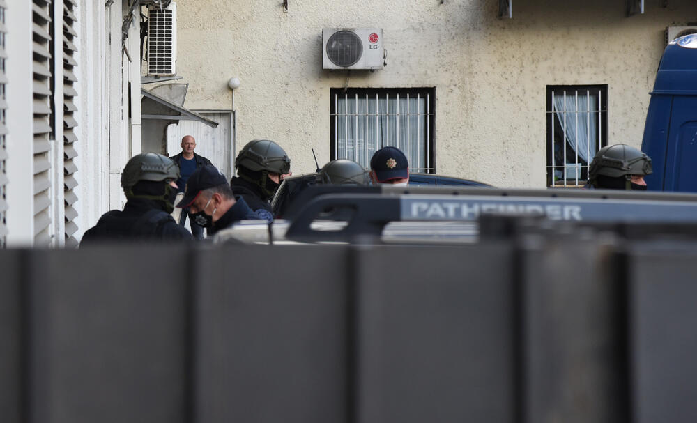 <p>Jake policijske snage tokom saslušanja navodnih članova kavačkog kriminalnog klana, obezbjeđivale zgradu Specijalnog državnog tužilaštva</p>