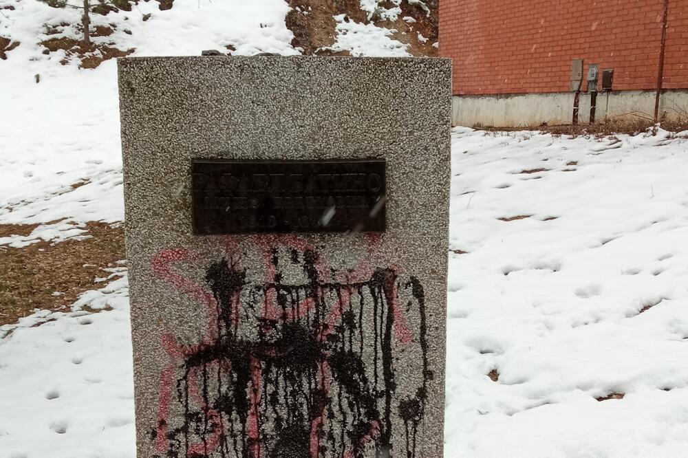 Postolje nakon što je ukradena bista, Foto: Goran Malidžan