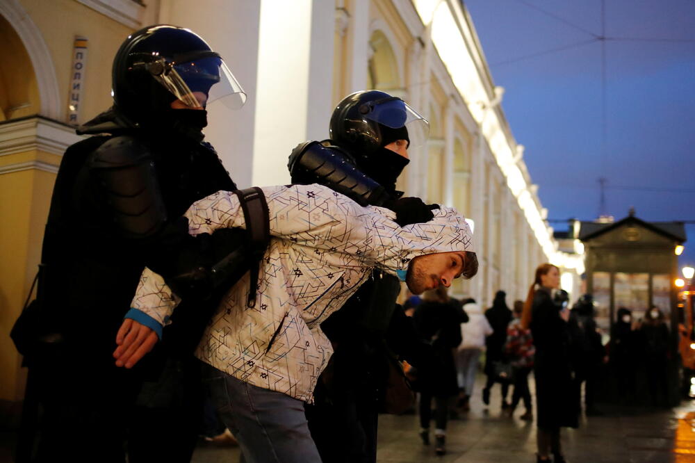 Hapšenje demonstranta u Sankt Petersburgu, Foto: Reuters