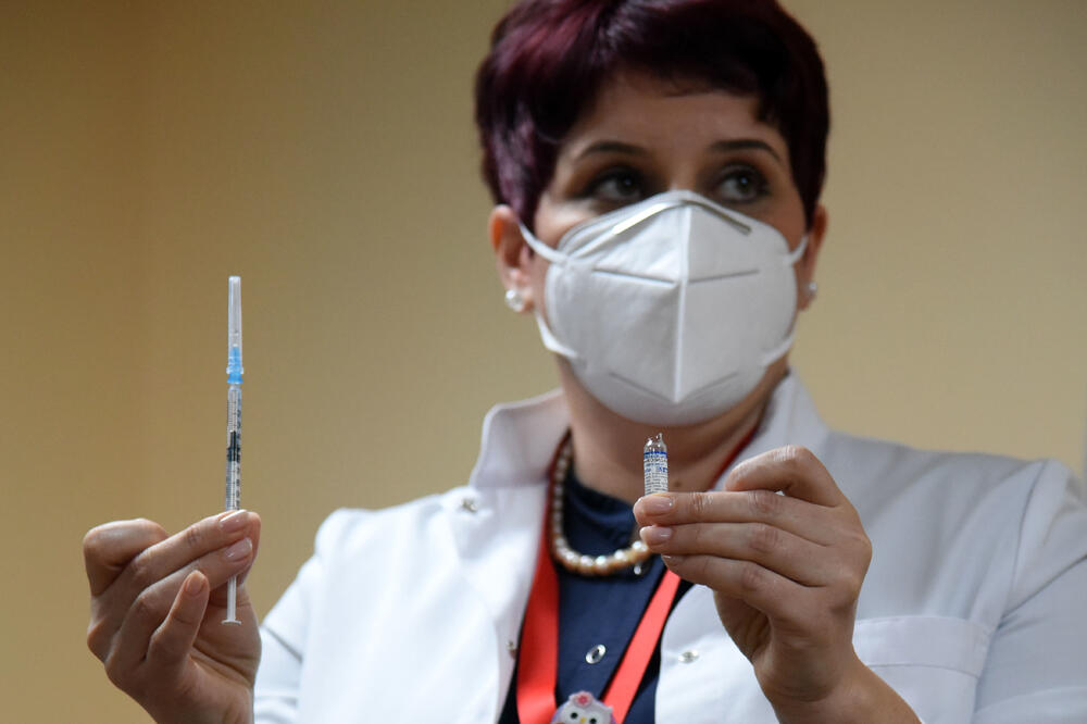 Vakcinacija zdravstvenih radnika Sputnjik V vakcinom u KC, Foto: BORIS PEJOVIC
