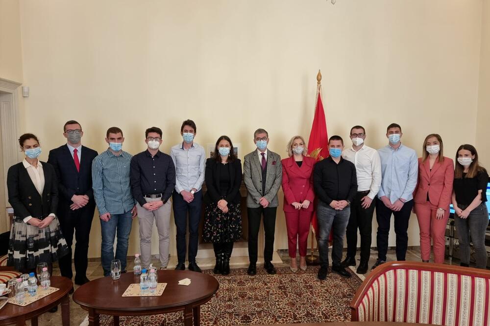 Ministarka Borovinić Bojović sa studentima, Foto: Ministarstvo zdravlja