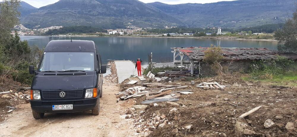 <p>Firma “Kalardovo plus” je izlila potpuno novu betonsku pontu preko ostataka stare nelegalne</p>