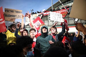 Arsenal izgubio "tragičnim" golom, hiljade navijača ispred stadiona