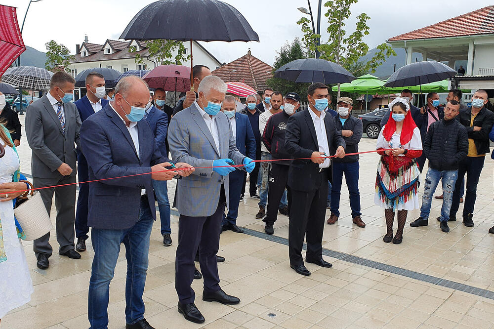 Bivši premijer Duško Marković u kampanju za parlamentarne izbore otvorio trg u Plavu, Foto: gov.me