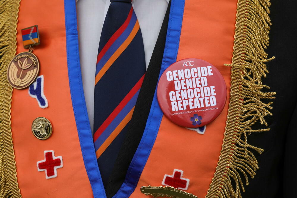 Pripadnik jermenske dijaspore u SAD na jučerašnjem obilježavanju dana sjećanja na genocid, Foto: REUTERS
