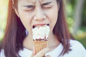 Zašto od hladnih pića i sladoleda bole zubi