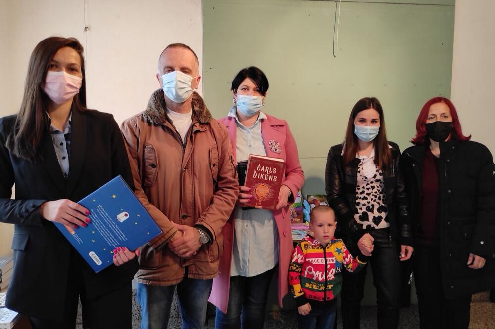 Radulović, Stefanović, Bazović sa bibliotekarkama, Foto: Dragana Šćepanović