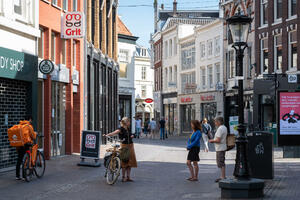 Holandija ukida policijski čas i otvara bašte kafića i restorana