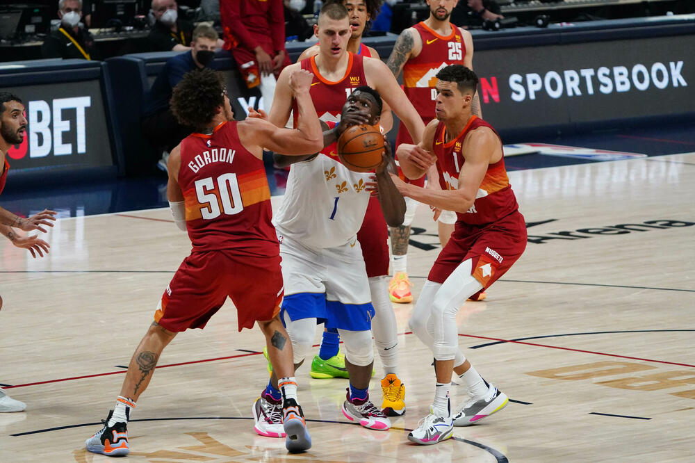 Vilijamson između igrača Denvera, Foto: Reuters