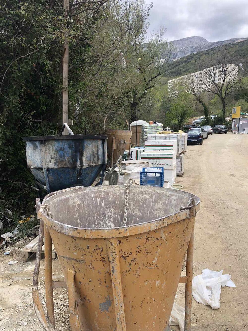 <p>“U okviru redovne kontrole,po prijavi građana MZ Becici, Komunalna policija i inspekcija izvršila je inspekcijski nadzor u neposrednoj blizini Bečićkog potoka, gdje se izvode radovi na dva građevinska objekta, investitora Eurozokx, Home invest (oba sa sjedištem u Danilovgradu) I doo Priap LTD iz Budve”</p>