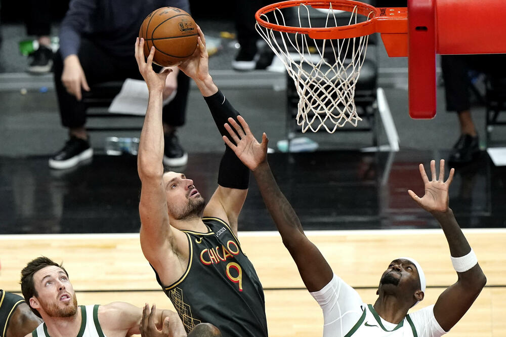 Vučević na meču sa Milvokijem, Foto: AP