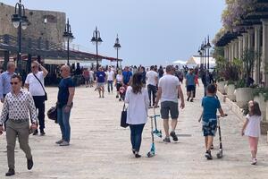 Budva oživjela, gosti stigli, lokali puni
