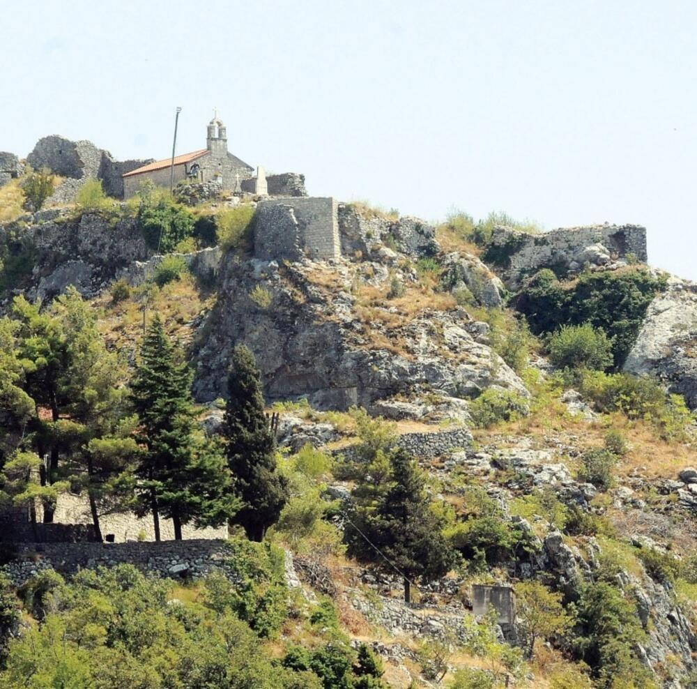 Ostaci tvrđave Medun