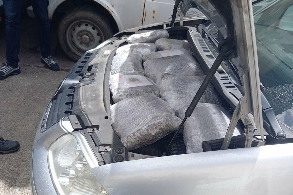 Droga bila sakrivena ispod haube automobila, Foto: Privatna arhiva
