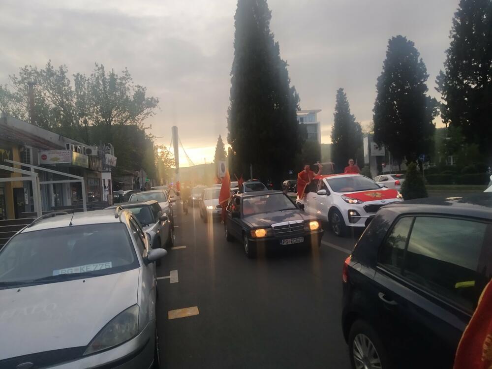 <p>"Proslavite Vaskrs sa svojim najmilijima, a onda u 17:00h barjak u ruke, za svoju, za našu jedinu majku Crnu Goru", navedeno je u pozivu za današnji protest</p>