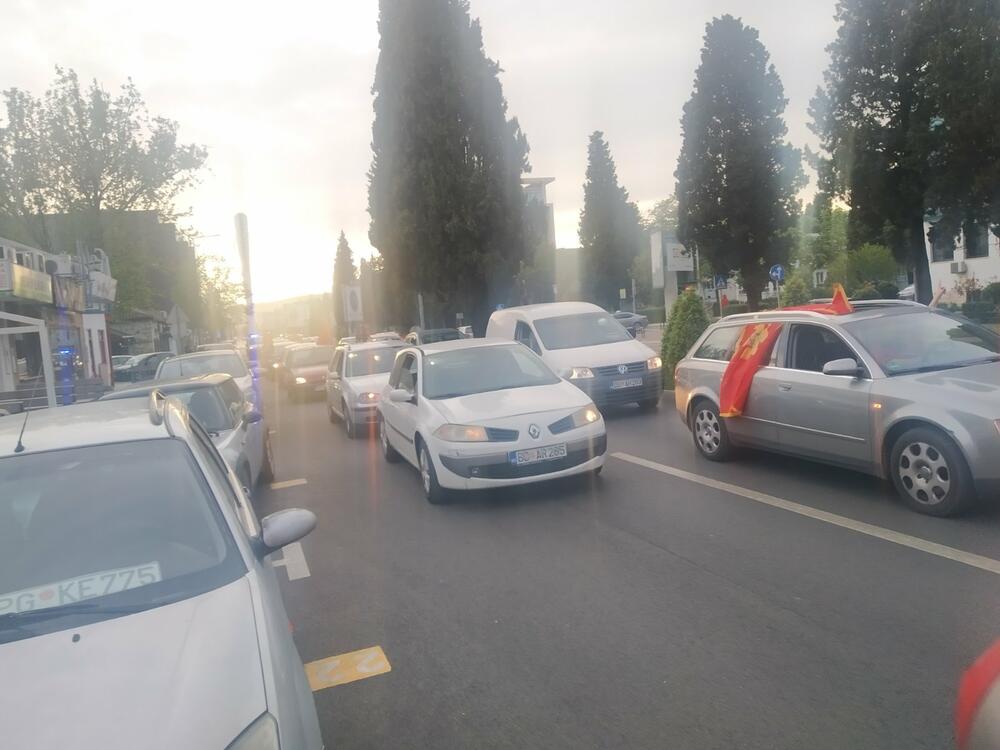 <p>"Proslavite Vaskrs sa svojim najmilijima, a onda u 17:00h barjak u ruke, za svoju, za našu jedinu majku Crnu Goru", navedeno je u pozivu za današnji protest</p>