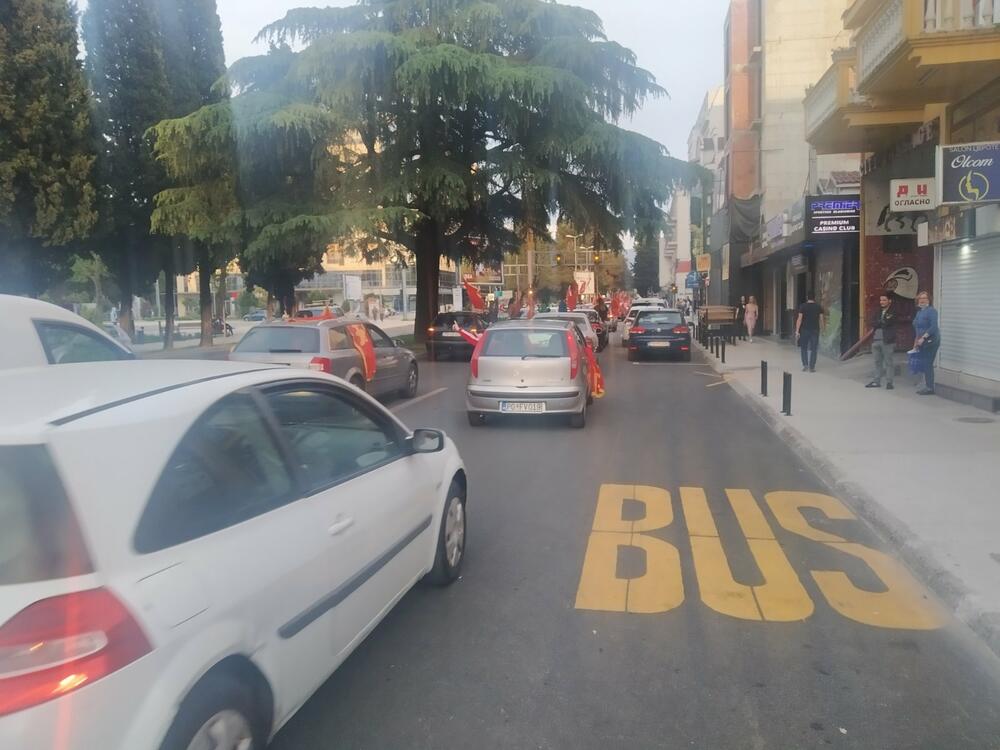 <p>"Proslavite Vaskrs sa svojim najmilijima, a onda u 17:00h barjak u ruke, za svoju, za našu jedinu majku Crnu Goru", navedeno je u pozivu za današnji protest</p>