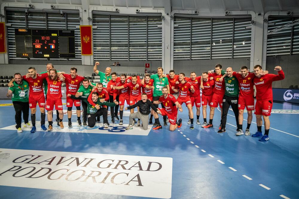 Slavlje rukometaša Crne Gore nakon pobjede nad Rumunijom, Foto: Bert Berišaj/RSCG