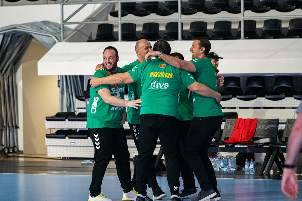 Zoran Roganović sa saradnicima slavi pobjedu nad Rumunijom, Foto: Bert Berišaj/RSCG