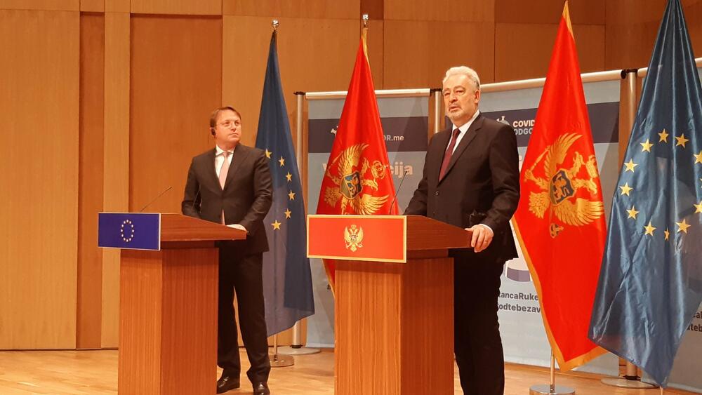 <p>"Vlada nam je tražila pomoć u vezi sa refinansiranjem. Ne mogu reći da li to možemo da uradimo ili ne, mi to razmatramo"</p>